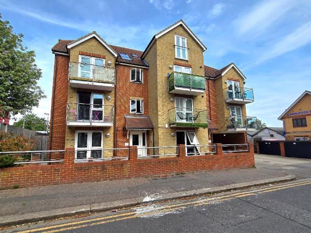 Flat for sale in Alton Barnes, Essex