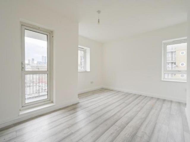 Flat for sale in Bromley-by-Bow, Limehouse