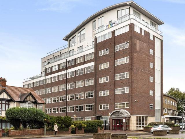 Flat for sale in Elmers End, Greater London