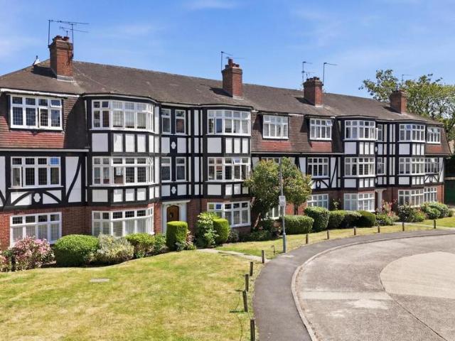Flat for sale in Snaresbrook, Greater London