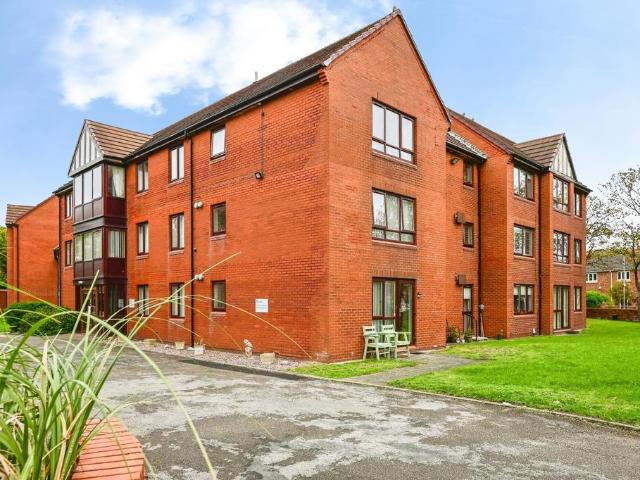 Flat for sale in Crosby, Sefton