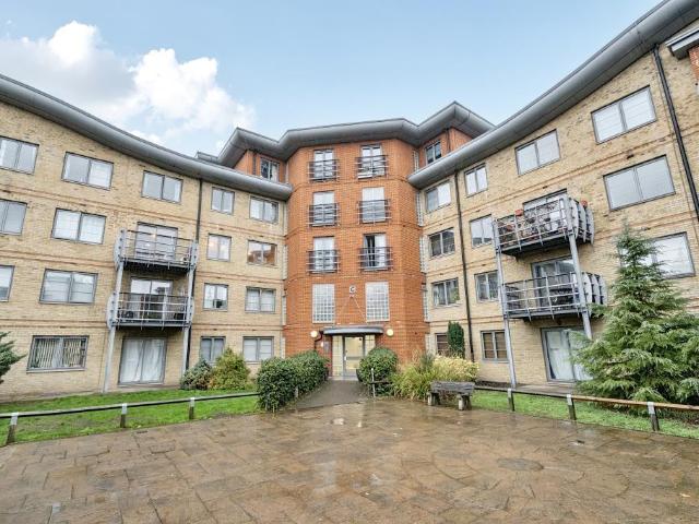 Flat for sale in Whitley, Reading