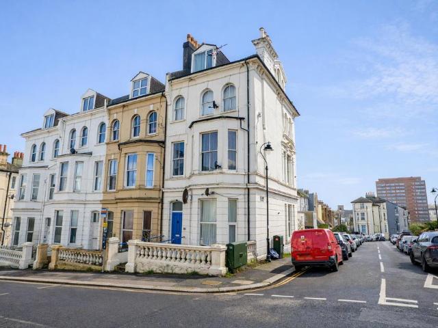 Flat for sale in Bohemia, Guestling Green