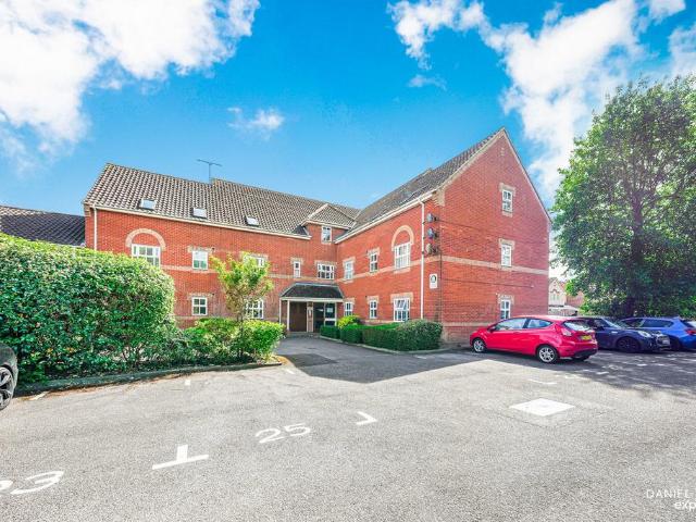 Flat for sale in Langdon Hills, Essex