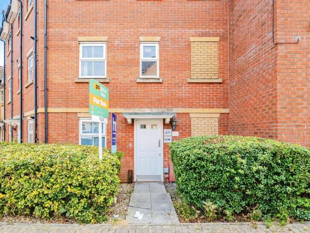 Flat for sale in Bridgend, Wales