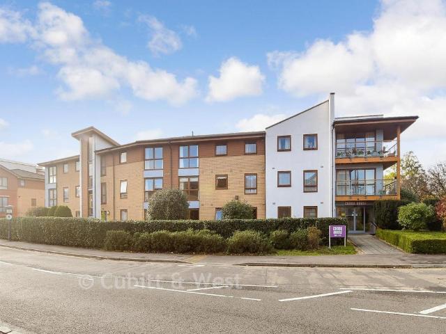 Flat for sale in Three Bridges, Crawley