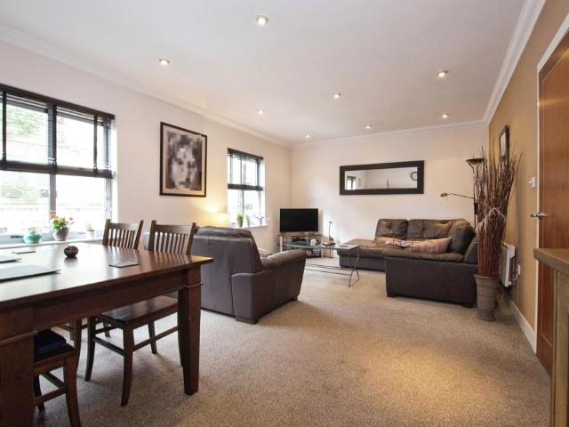 Flat for sale in Cardiff Bay, Falcon Lodge