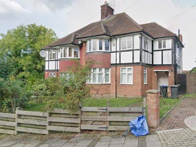 Flat for sale in Kingsbury, Greater London