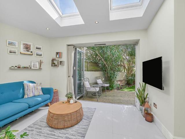 Flat for sale in Earlsfield, Isle Of Man