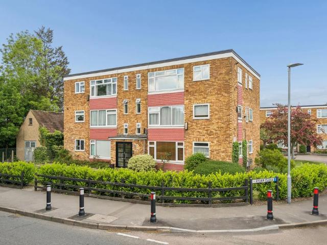 Flat for sale in Bushey