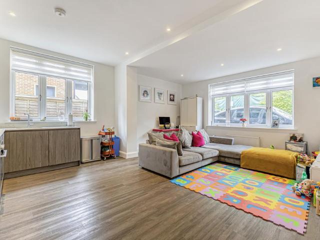 Flat for sale in Little Stanmore, Greater London