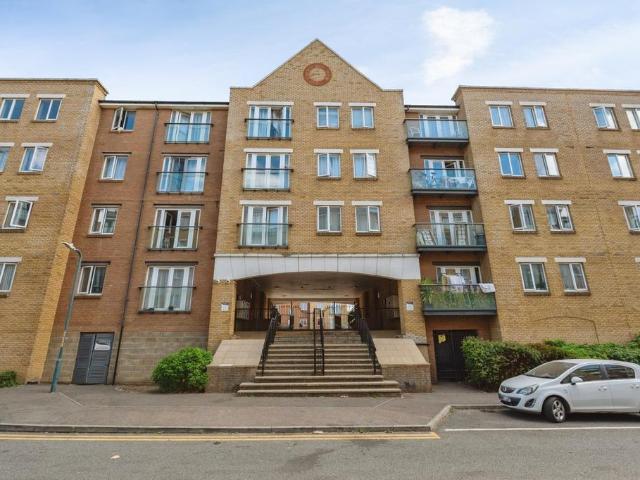 Flat for sale in Ebbsfleet, Monks Orchard