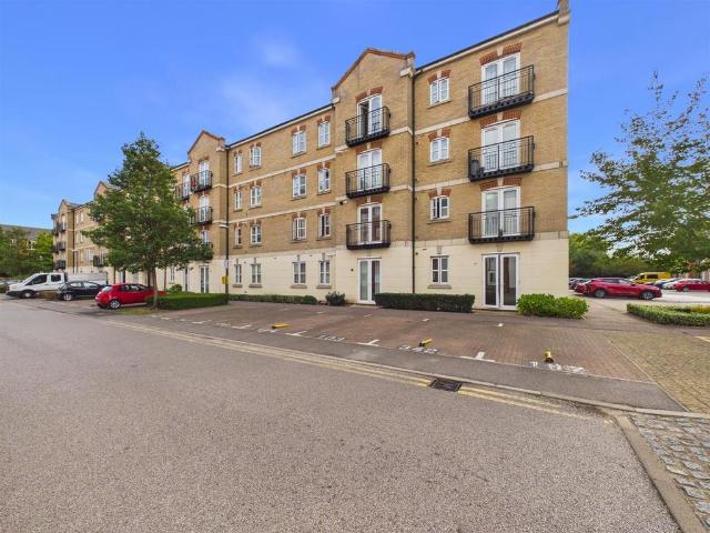 Flat for sale in Southcourt, Aylesbury