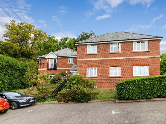 Flat for sale in Great Hivings, Asheridge