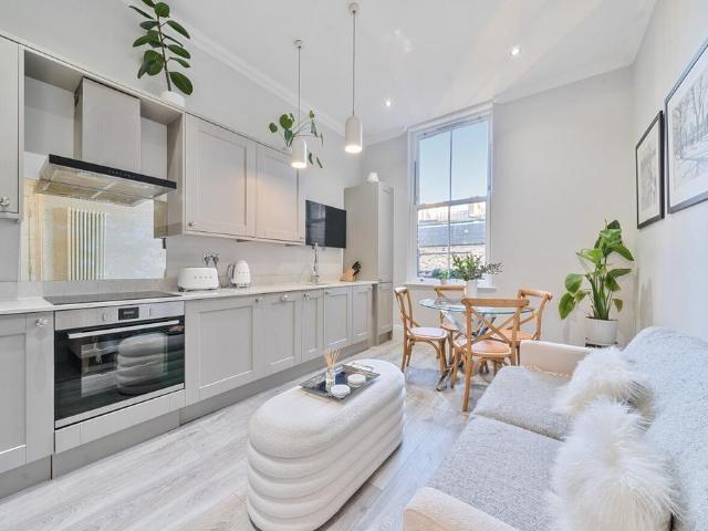 Flat for sale in Earl's Court, Isle Of Man