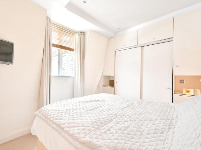 Flat for sale in Royal Borough of Kensington and Chelsea, Greater London