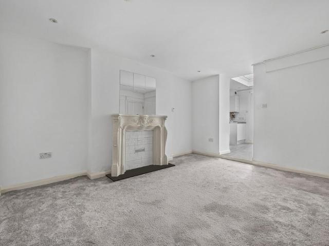 Flat for sale in North Kensington, Greater London