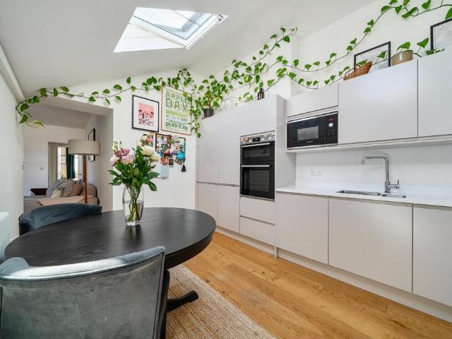 Flat for sale in Kew, Greater London