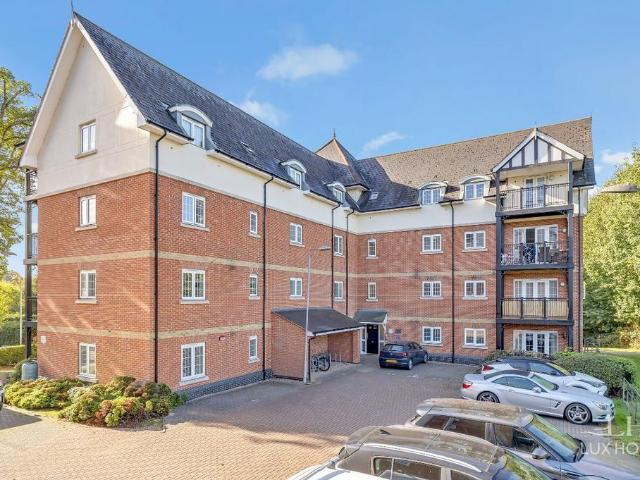 Flat for sale in South Weald, Brentwood