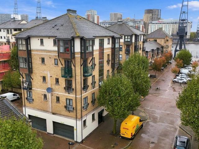 Flat for sale in Custom House, Greater London