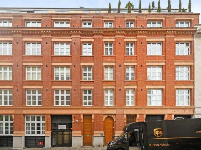 Flat for sale in Holborn, Greater London