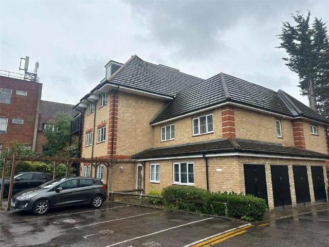 Flat for sale in Yiewsley, Greater London