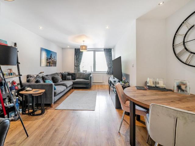 Flat for sale in Clapham, Greater London