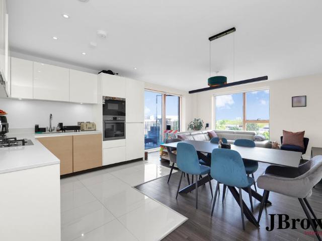 Flat for sale in West Finchley, Greater London