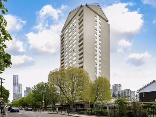 Flat for sale in Isle Of Dogs, Greater London