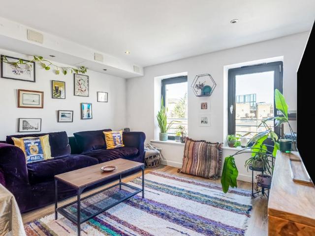 Flat for sale in Dalston, De Beauvoir Town