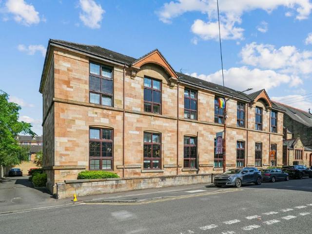 Flat for sale in Shawmoss, Shawlands