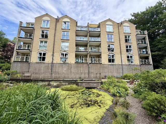 Flat for sale in Warley Town, West Yorkshire