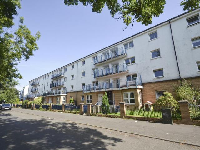 Flat for sale in Simshill, Scotland
