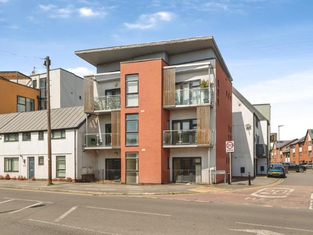 Flat for sale in Droylsden, Tameside