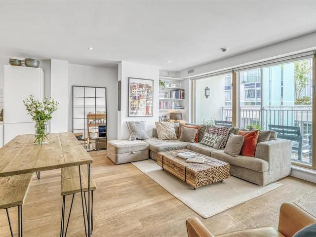 Flat for sale in Wandsworth, Greater London