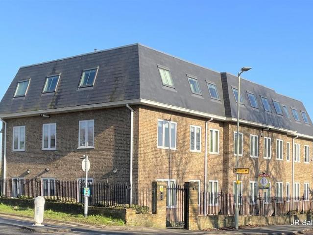 Flat for sale in Potters Bar, Cuffley