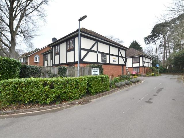 Flat for sale in Fleet, Hart