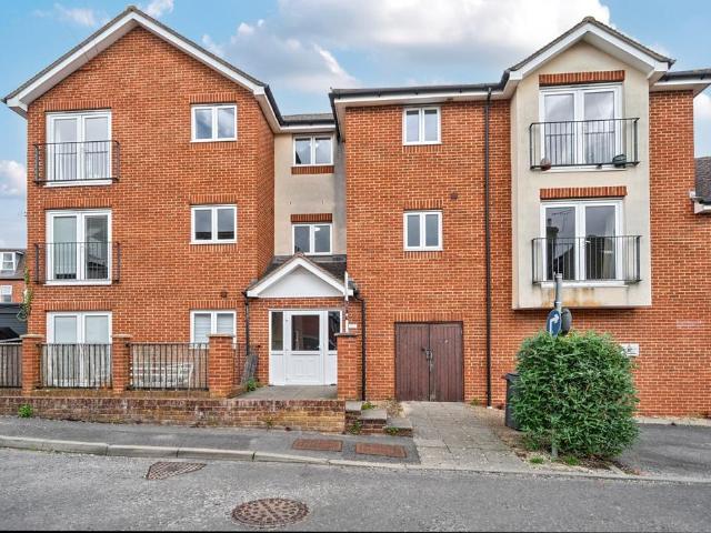 Flat for sale in Fleet, Hart