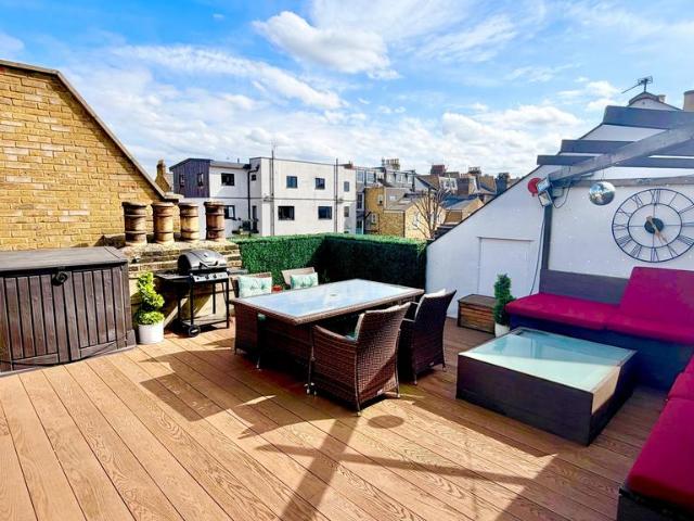 Flat for sale in Clapham Junction, Greater London