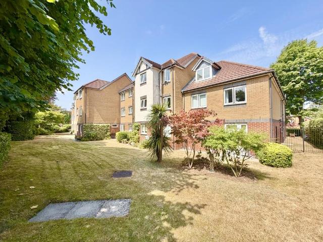 Flat for sale in Heol-las, Surrey