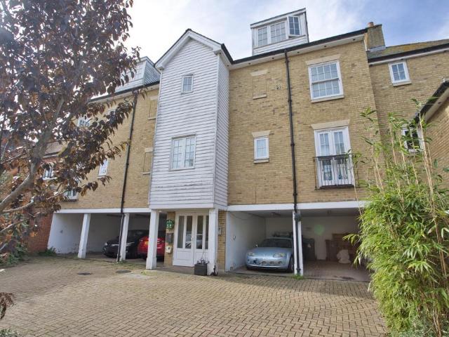 Flat for sale in Clarendon, Ash
