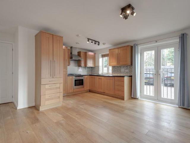 Flat for sale in Kingswood, Watford