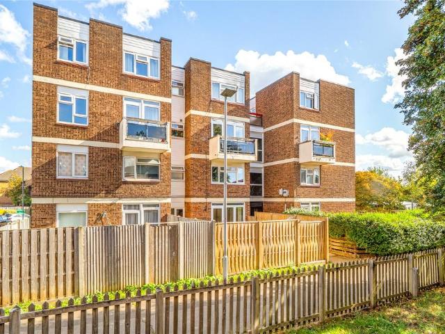 Flat for sale in Oakhill, Greater London