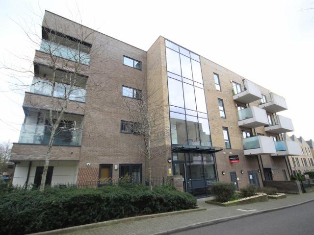Flat for sale in Lane, Greater London