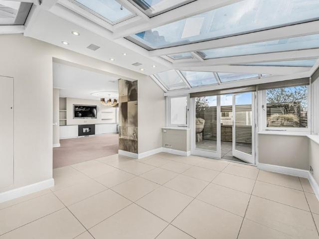 Flat for sale in St. John's Wood, Greater London