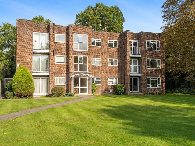 Flat for sale in Snaresbrook, Greater London