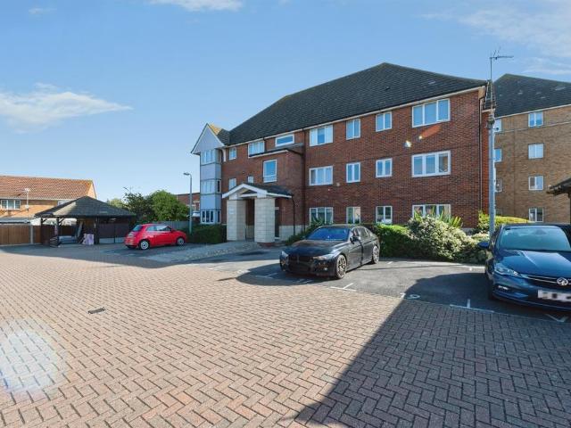 Flat for sale in Badgers Dene, Grays