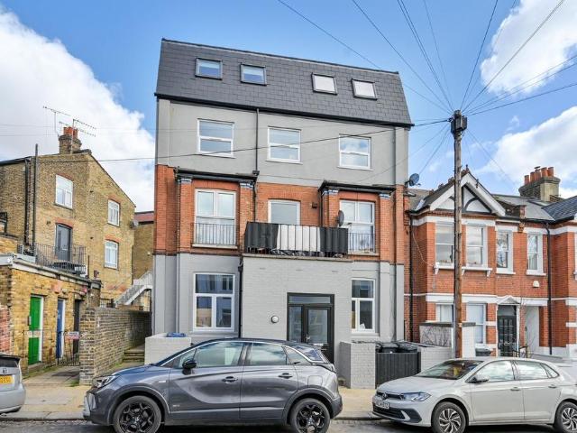 Flat for sale in London Borough of Ealing, Greater London