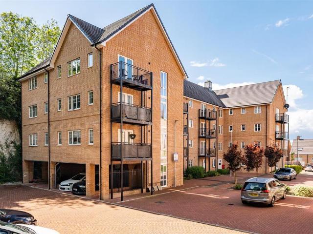 Flat for sale in Hertford, Colliers End