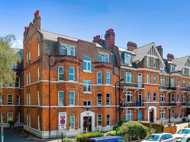 Flat for sale in Clapham, Greater London
